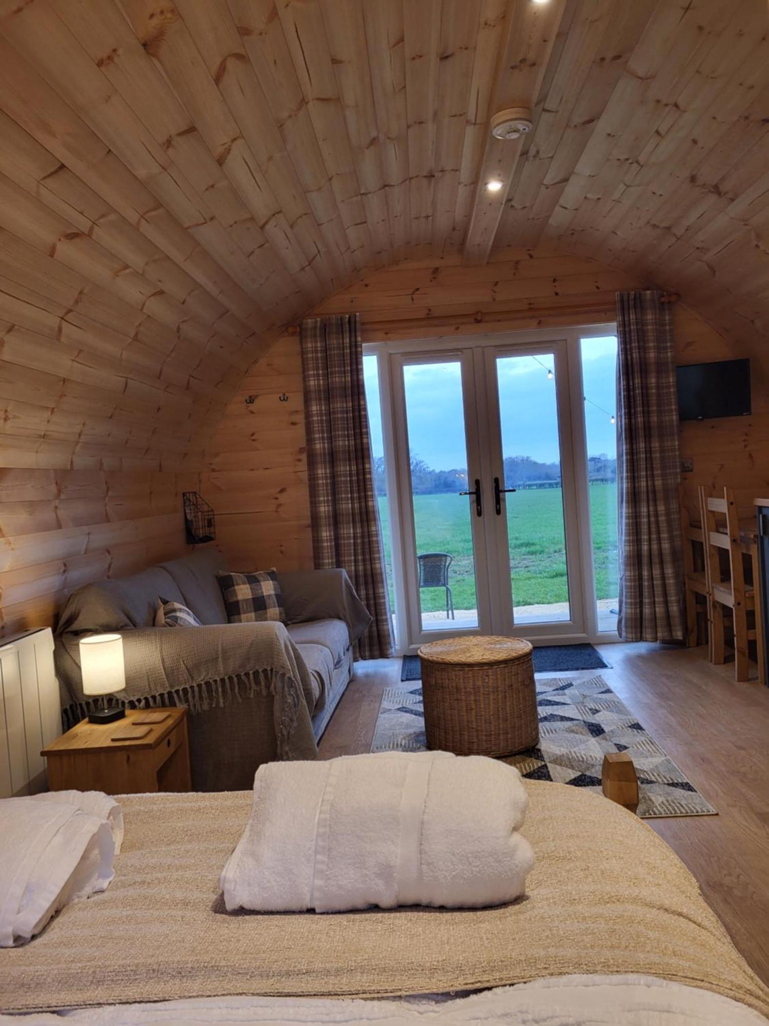Lois' Pod With Hot Tub, Near Airport Hotell Bristol Eksteriør bilde
