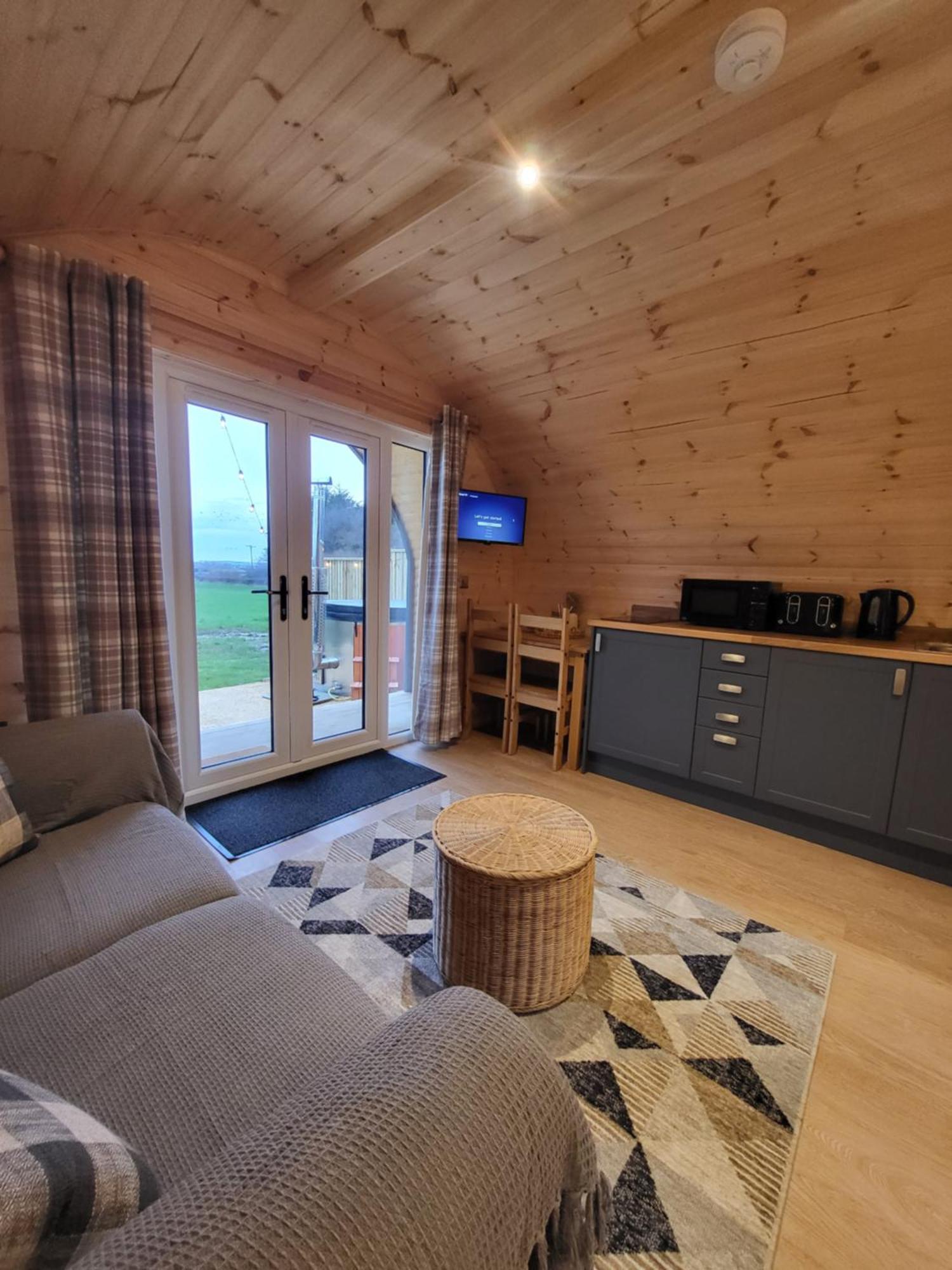 Lois' Pod With Hot Tub, Near Airport Hotell Bristol Eksteriør bilde