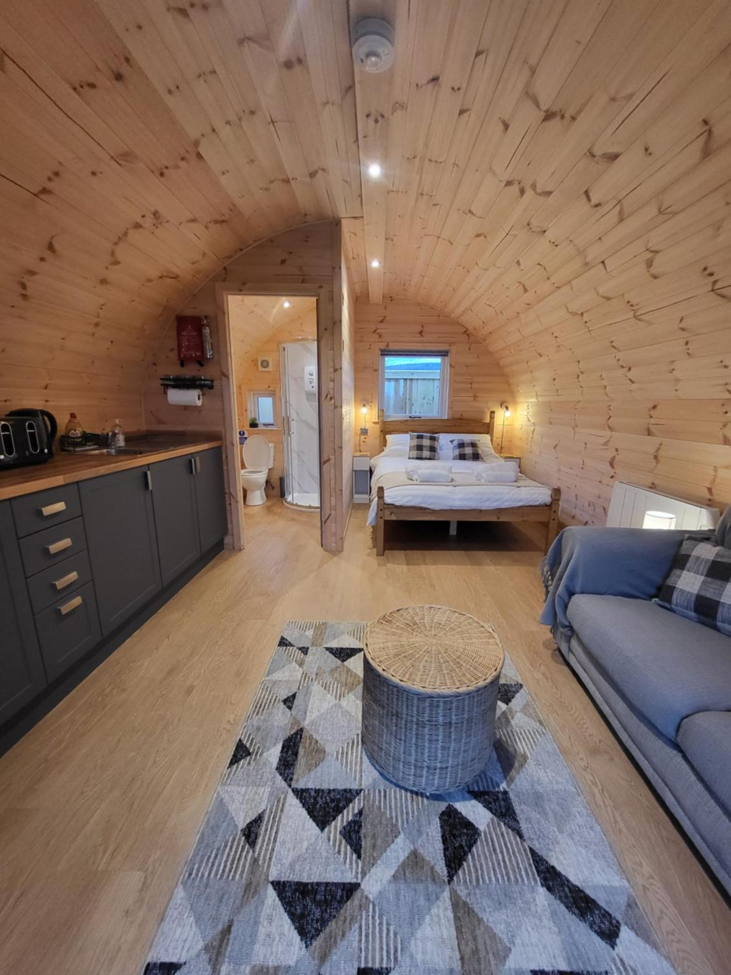 Lois' Pod With Hot Tub, Near Airport Hotell Bristol Eksteriør bilde