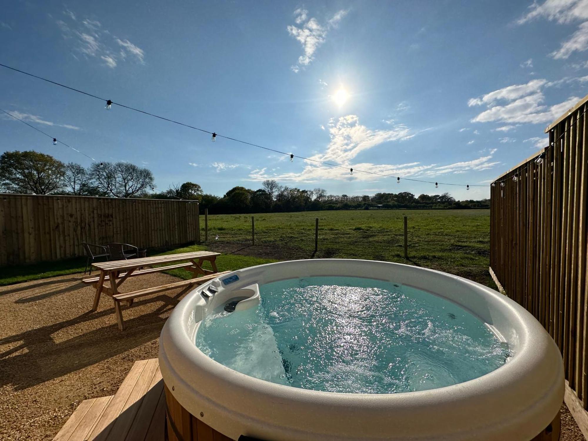 Lois' Pod With Hot Tub, Near Airport Hotell Bristol Eksteriør bilde